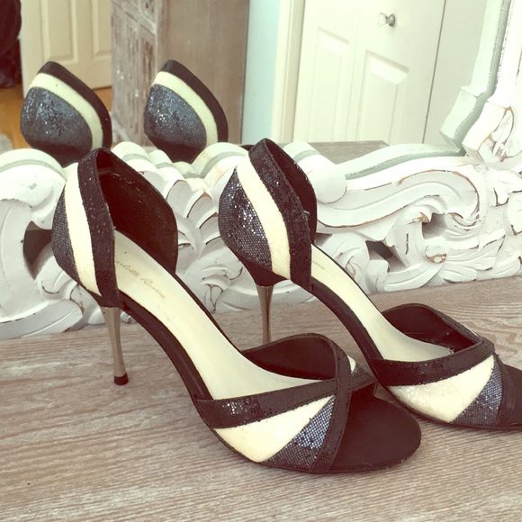 Shoes - 🔥SALE🔥Black & off white heels